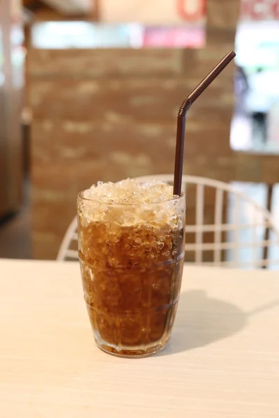 Koude cola in het glas. — Stockfoto