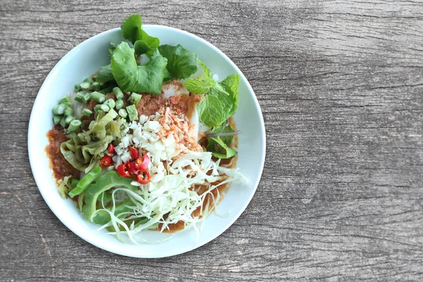 Lokale Thaise levensmiddelen van rijst Vermicelli heet Khanom Chin. — Stockfoto