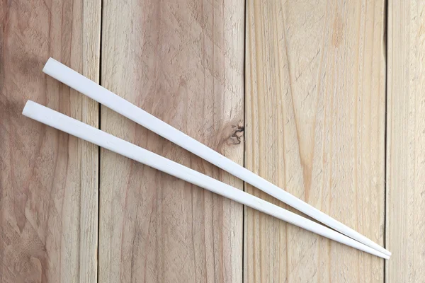 Белая палочка ложка на деревянном полу . — стоковое фото