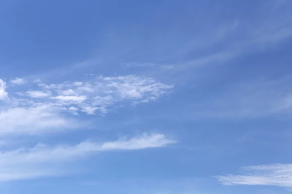 Nuvem no céu azul durante o dia . — Fotografia de Stock