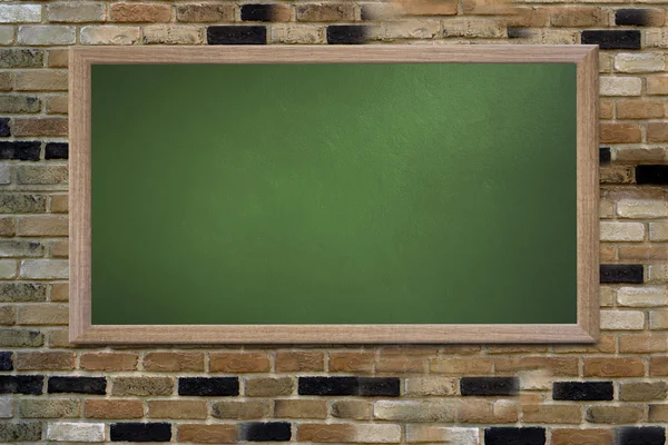 Blank old school blackboard on a grunge wall and can input text — Stock Photo, Image
