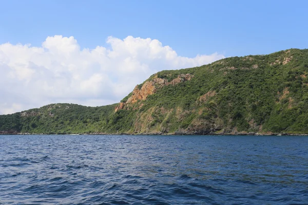 Insel und blauer Himmel bei schönem Wetter. — Stockfoto