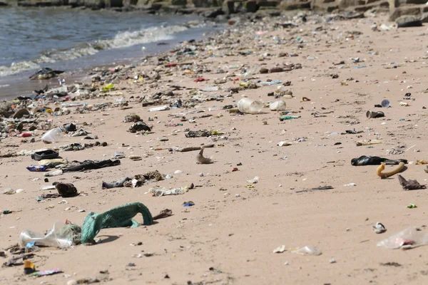 Pláže mají nesmyslné a odpadní vody. — Stock fotografie