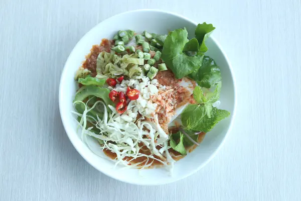 Lokale Thaise levensmiddelen van rijst Vermicelli heet Khanom Chin. — Stockfoto