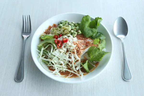 Lokale Thaise levensmiddelen van rijst Vermicelli heet Khanom Chin. — Stockfoto