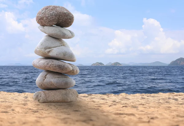 Balansera rock eller zen stenar på stranden. — Stockfoto
