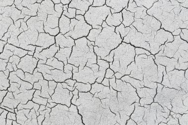 Eski asfalt yol yüzeyi ile doku kırık.