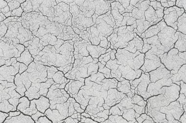 Eski asfalt yol yüzeyi ile doku kırık.