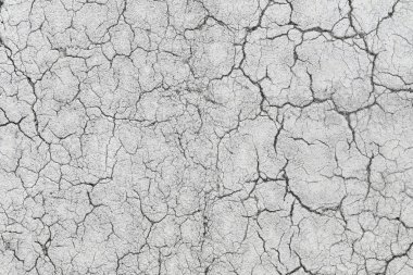 Eski asfalt yol yüzeyi ile doku kırık.