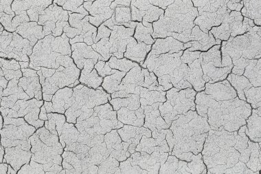 Eski asfalt yol yüzeyi ile doku kırık.