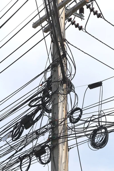 Unordentlicher Kabel-Strommast. — Stockfoto