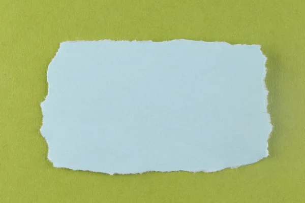 Lágrima de papel azul sobre fondo de cartón verde . — Foto de Stock