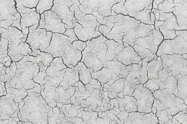 Eski asfalt yol yüzeyi ile doku kırık.