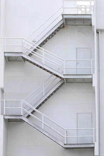 Escadas brancas de um edifício para emergências . — Fotografia de Stock