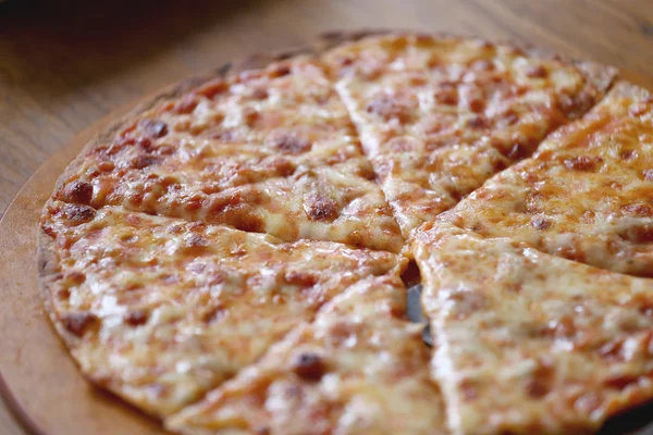 Tradicional de pizza de queso caliente en plato de madera . — Foto de Stock