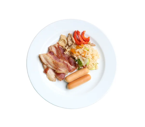 Grilované vepřové slaniny a smažená rýže s kuřecím masem v misce na w — Stock fotografie