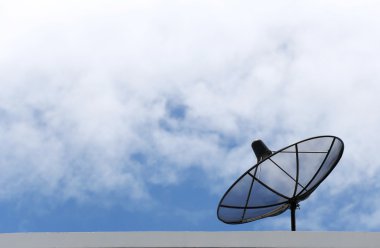 Uydu anteni ve bulutların üstünde mavi gökyüzü.