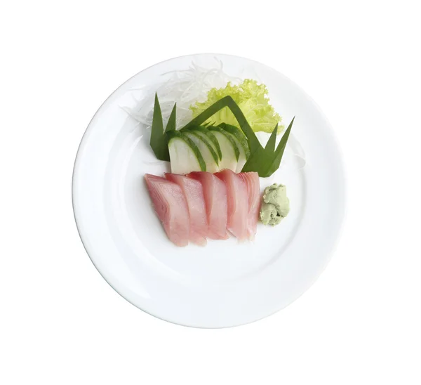 Sashimi de atum fresco em prato sobre fundo branco . — Fotografia de Stock