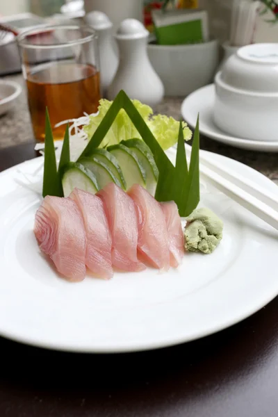 Sashimi de atum fresco (Seafoods Sushi) em prato branco . — Fotografia de Stock