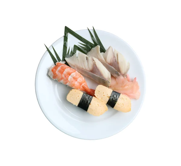 Sushi ai frutti di mare in piatto su fondo bianco . — Foto Stock