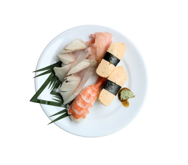 Frutos do mar Sushi em prato sobre fundo branco . — Fotografia de Stock