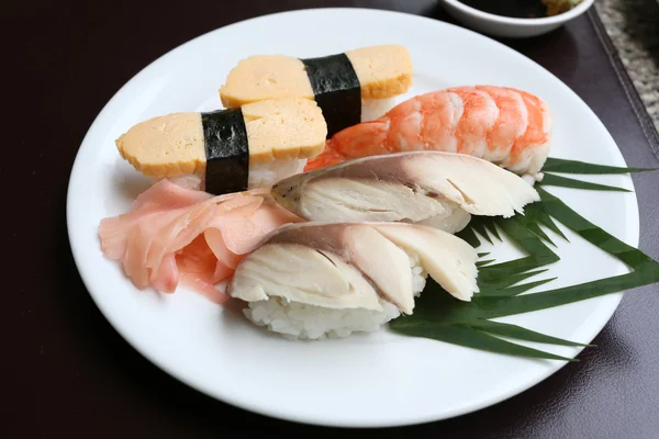 Морепродукты Суши на белом блюде в ресторане . — стоковое фото