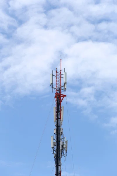 Antena do łączności telefonicznej w jasne niebo czas dnia. — Zdjęcie stockowe