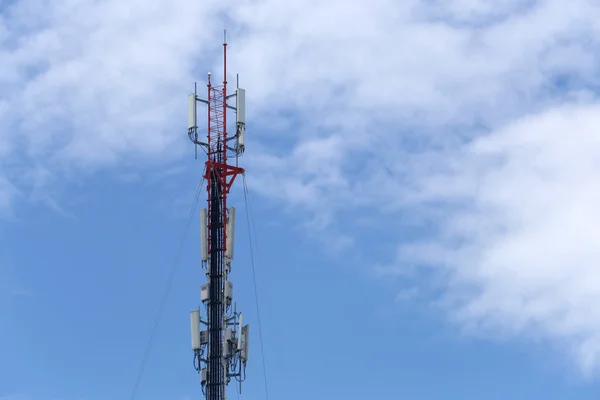 Telefon iletişimde parlak gökyüzü gündüz için anten. — Stok fotoğraf