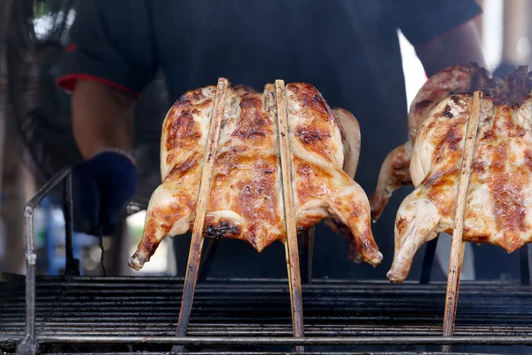 Poulet grillé dans un style traditionnel, les aliments locaux de la Thaïlande . — Photo