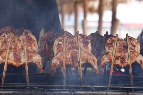 Pollo alla griglia in stile tradizionale, Alimenti locali della Thailandia . — Foto Stock