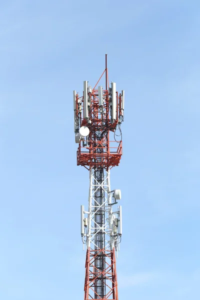 Antena para las comunicaciones telefónicas en tiempo brillante del día del cielo . — Foto de Stock