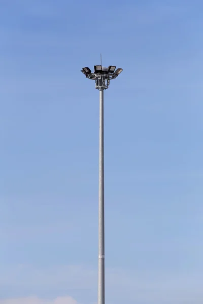 Circulaire Spotlight Pole op blauwe hemelachtergrond. — Stockfoto