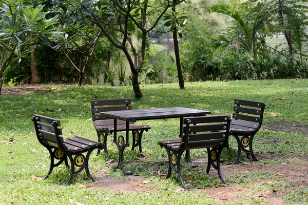 Instellen van tabel zitplaatsen in de tuin. — Stockfoto