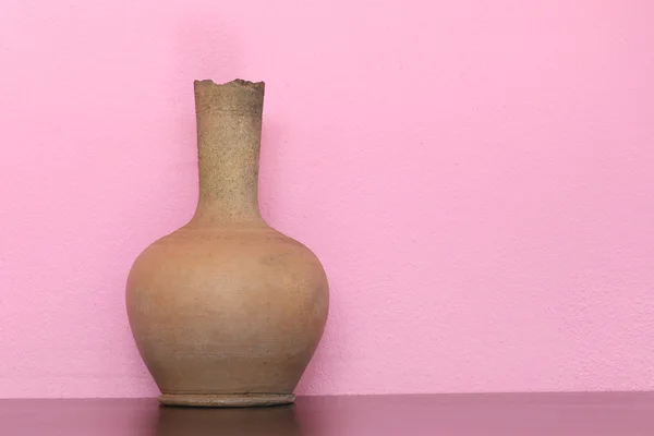 Brun keramik vas på träbord. — Stockfoto