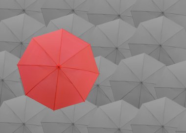 Gri şemsiye arka plan üzerinde kırmızı şemsiye.