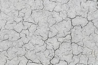 Eski asfalt yol yüzeyi ile doku kırık.