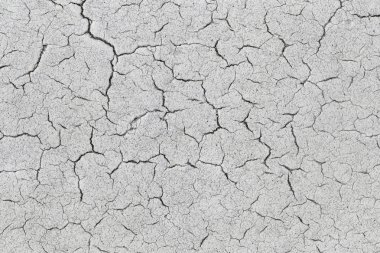 Eski asfalt yol yüzeyi ile doku kırık.