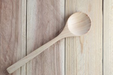 Tahta kaşık ahşap zemin üzerinde.