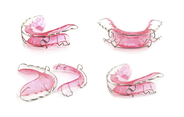 Fermer les orthèses dentaires roses ou le dispositif de retenue isolé sur le dos blanc — Photo