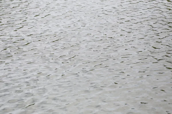 Oberfläche des Wassers in einem Teich plätschert klein. — Stockfoto