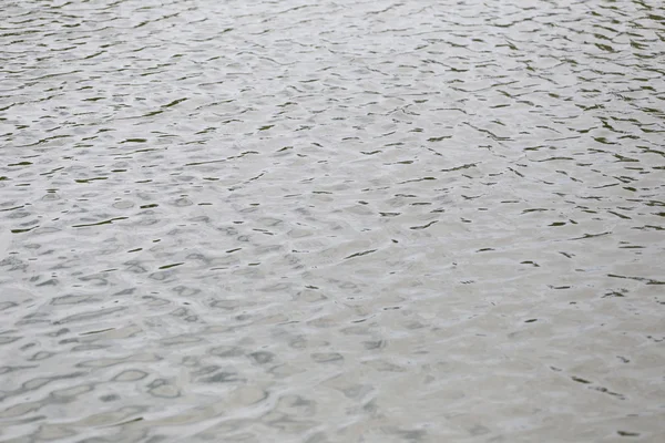 Oberfläche des Wassers in einem Teich plätschert klein. — Stockfoto