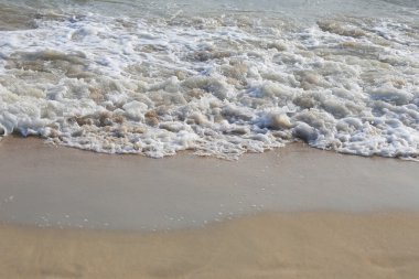 Sahilde süpürüldü dalgalar.