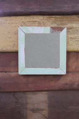 Ahşap wal üzerinde eski ahşap çerçeve.