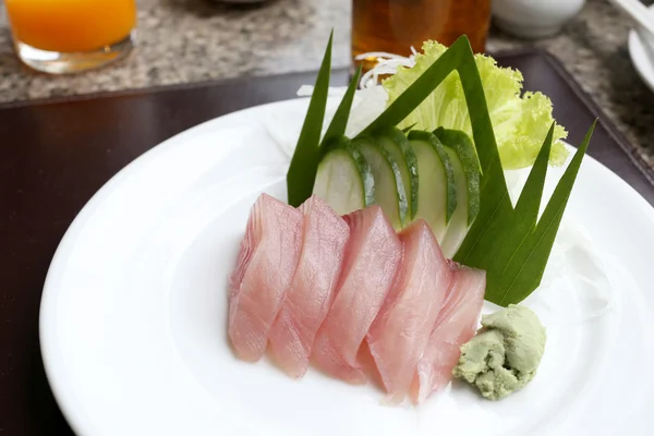 Сашими из свежего тунца (суши из морепродуктов) на белом блюде . — стоковое фото