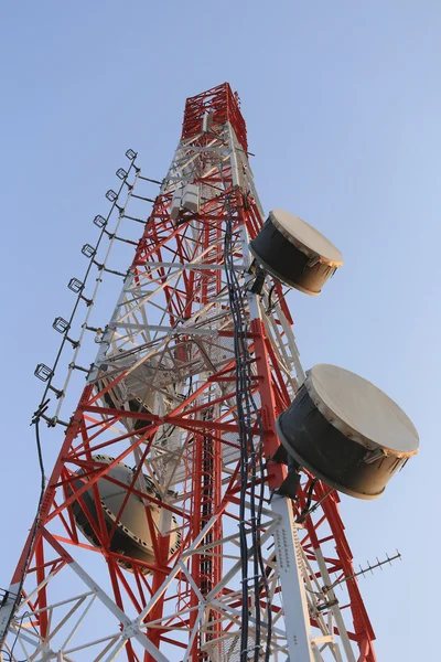 Antena para las comunicaciones telefónicas en tiempo brillante del día del cielo . —  Fotos de Stock