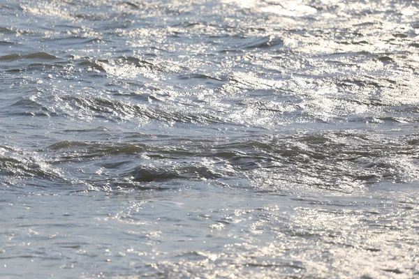 Wellen auf See am Abend. — Stockfoto