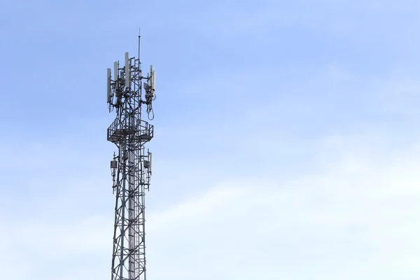 Antena para las comunicaciones telefónicas en tiempo brillante del día del cielo . — Foto de Stock