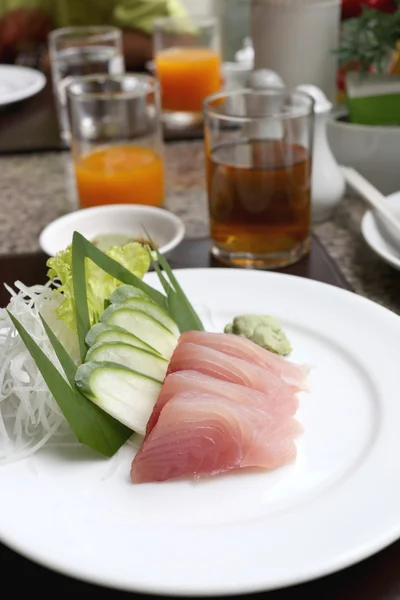 Sashimi di tonno fresco (Sushi ai frutti di mare) su piatto bianco . — Foto Stock