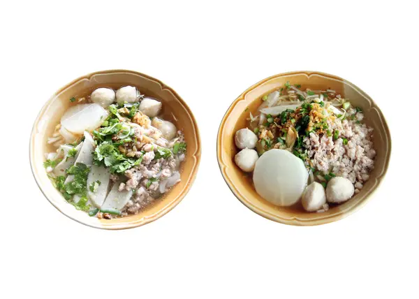 Thaise levensmiddelen noedels met gekookt varkensvlees in bruin kom geïsoleerd op — Stockfoto