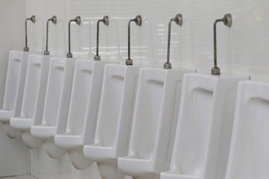 Erkekler tuvaletinde modern Pisuvar.